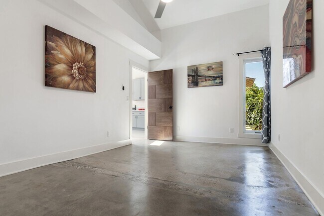 Building Photo - BEUATIFUL BRIGHT 2 + 1 SINGLE FAMILY HOME