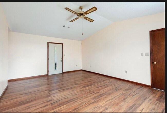 Building Photo - 413 Joellen Ln