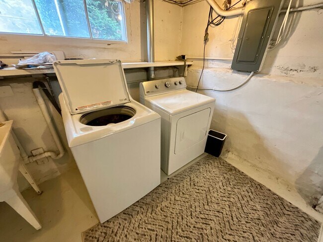 Building Photo - $500 Move In Special - Beautiful 3-bedroom...