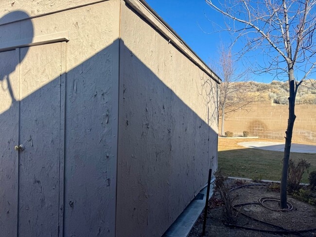 Building Photo - Premium home over looking the elko golf course.