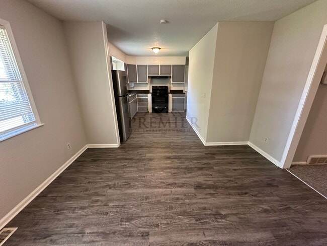 Building Photo - 4 bd/1.5 ba  house Rent $1475 -11808 Small...