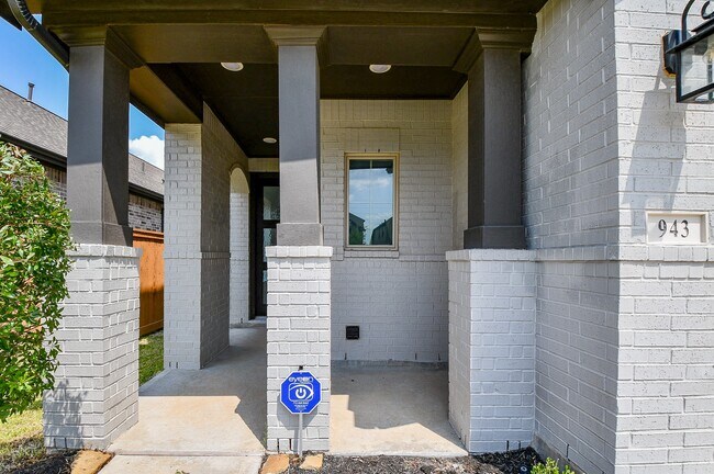 Building Photo - 943 Malibu Shr Ln