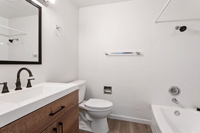 Building Photo - Beautifully Updated 2 bedroom 1 bath!