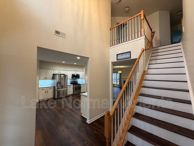 Building Photo - 15622 Troubadour Ln