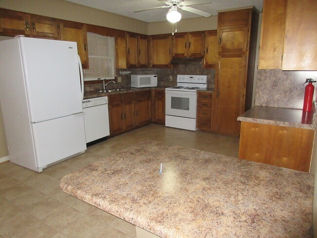 Building Photo - $1,780 - 3 Bedroom 1.5 Bathroom Unfurnishe...
