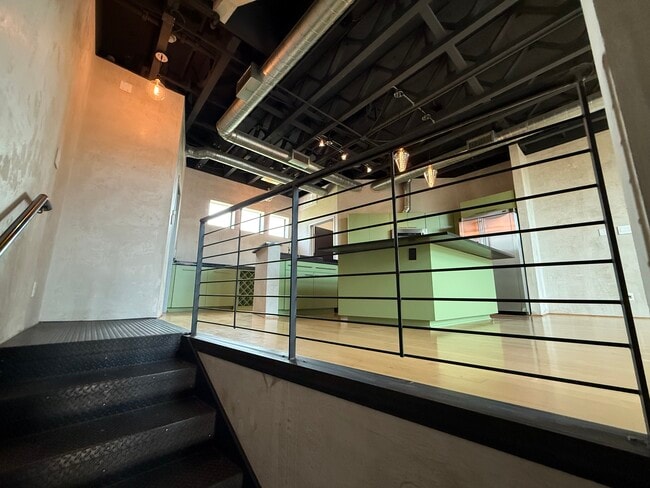 Building Photo - 825 W Daggett Ave