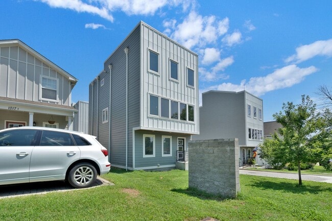 Building Photo - Modern Living In East Nashville!