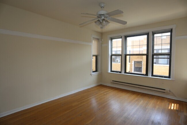 Building Photo - 722 W Barry Ave