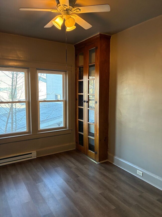 Building Photo - 206 Lincoln Way E