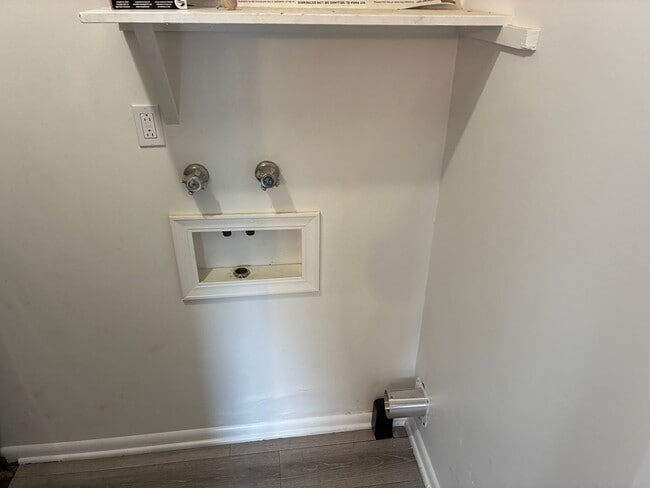 Building Photo - Fully remodeled 2 bed, 1 bath duplex walki...