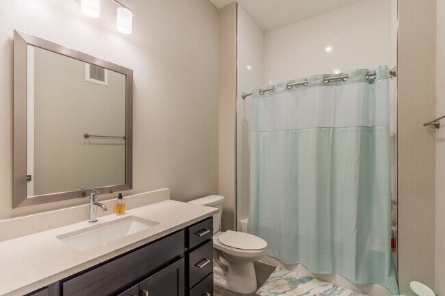 Building Photo - The Grove 2/2 Furnished