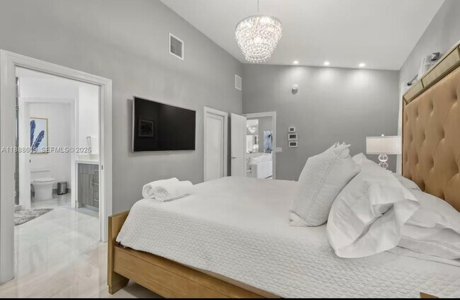 Building Photo - 7101 W Lake Dr