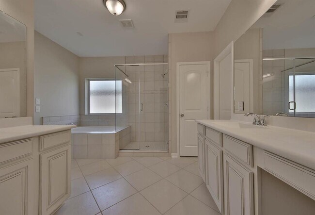 Building Photo - 2211 Dama Dr