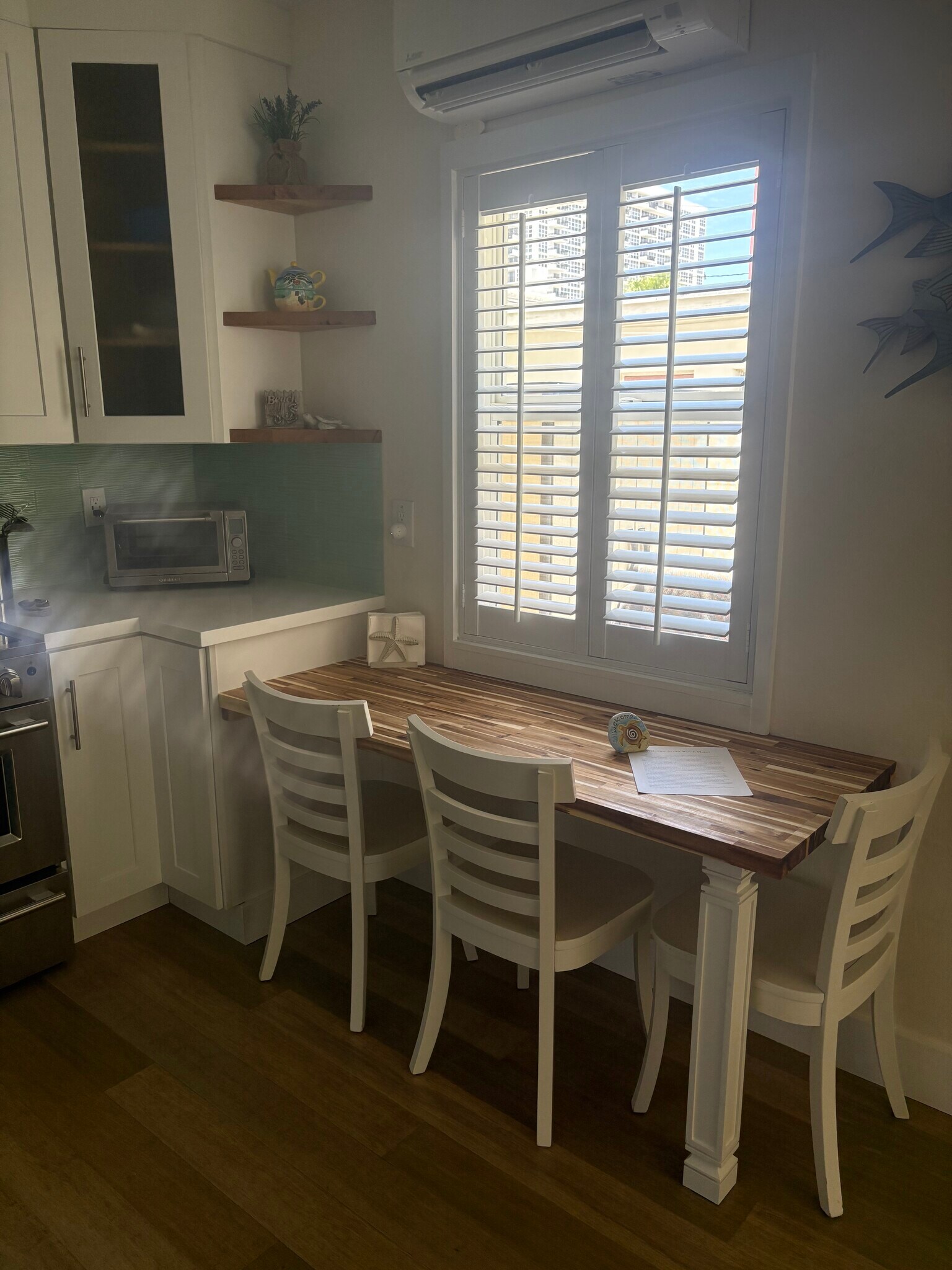 Breakfast nook - 3203 NE 5th St