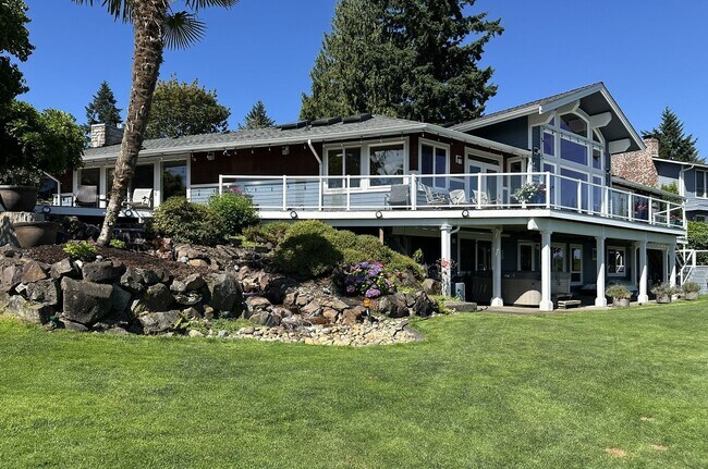 Building Photo - Lakefront Living at Its Best!