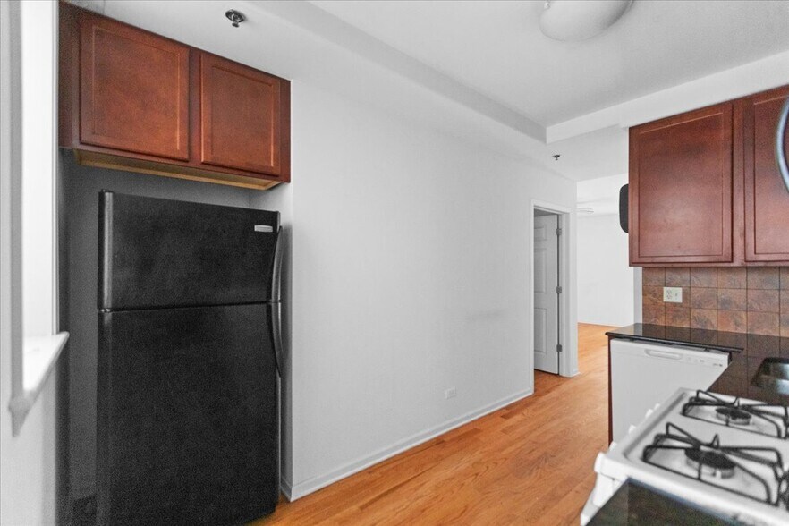 Building Photo - 3706 N Kenmore Ave