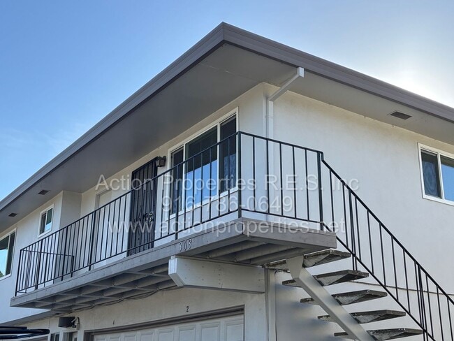 Building Photo - Roseville Condo all one level: 2 Bedroom 1 Bathroom Single Level, Large Living Room Central Heat ...