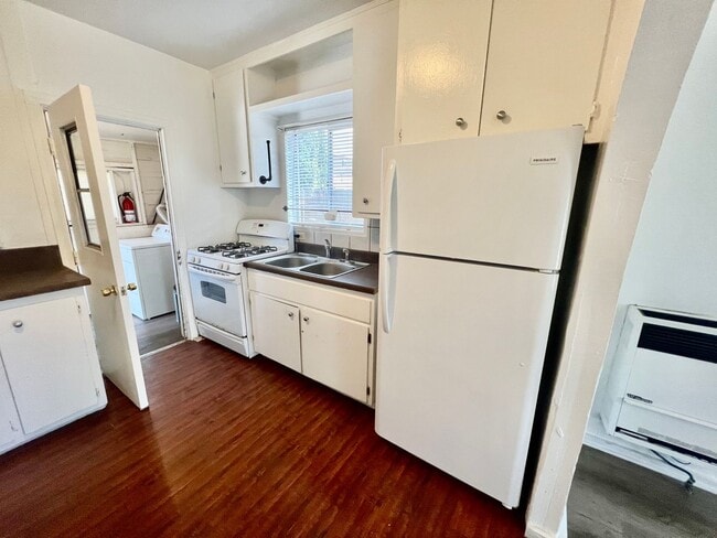 Building Photo - Walk to Beach, W/D, Shared Yard, Parking, No Pets
