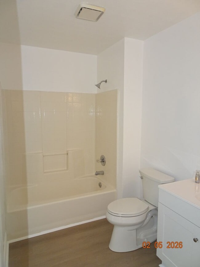 Building Photo - 3 Bedrooms, 2 Full Bathrooms Duplex