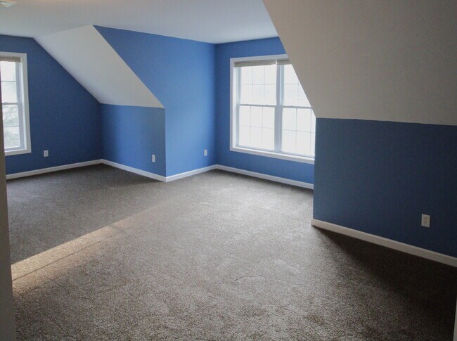 Building Photo - Privacy, Space, and Modern Comfort in Salem