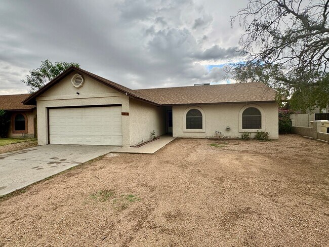 Building Photo - 3 Bedroom / 2 Bath Single Level Home In Gl...