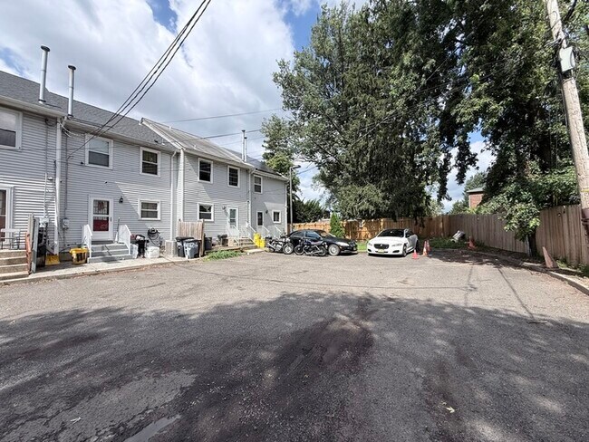 Building Photo - 502 S Logan Ave