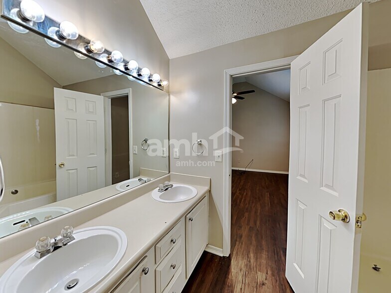 Building Photo - 611 Waterford Ln