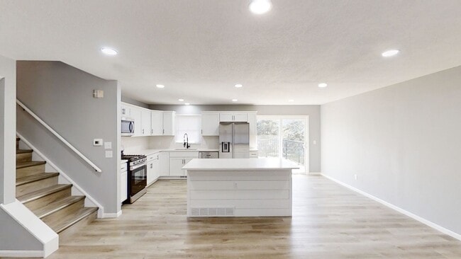 Building Photo - Large Updated 4-Bedroom Home for Rent – Moline