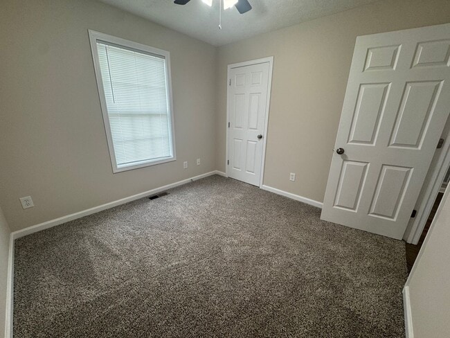 Building Photo - Spacious 3 bedroom, two bathroom home clos...