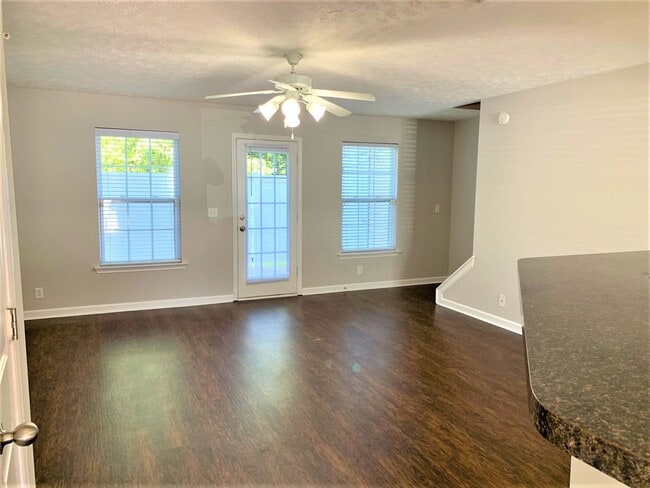 Building Photo - Two bedroom townhome for rent!