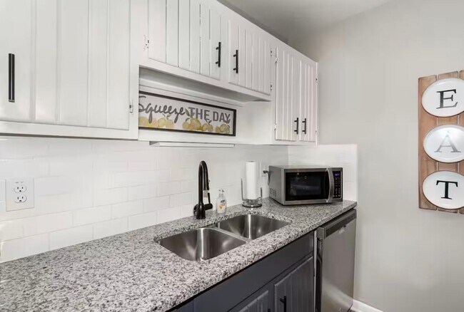 Building Photo - Beautiful Fully Furnished Two Bedroom Minutes From Hershey