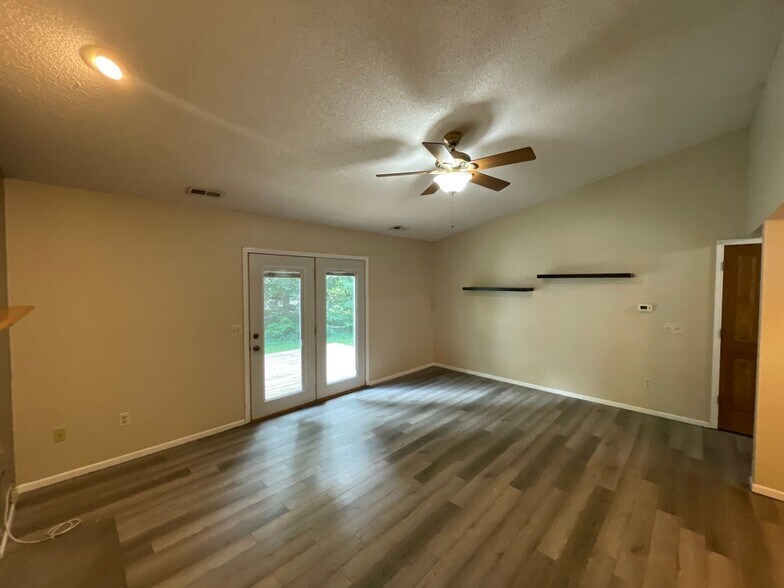 Building Photo - 9904 Mustang Dr