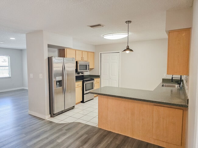 Building Photo - 608 Tangerine Ave