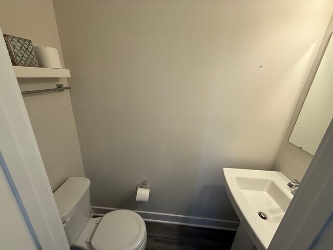 Building Photo - 3 Bedroom Townhouse - City Living with a G...