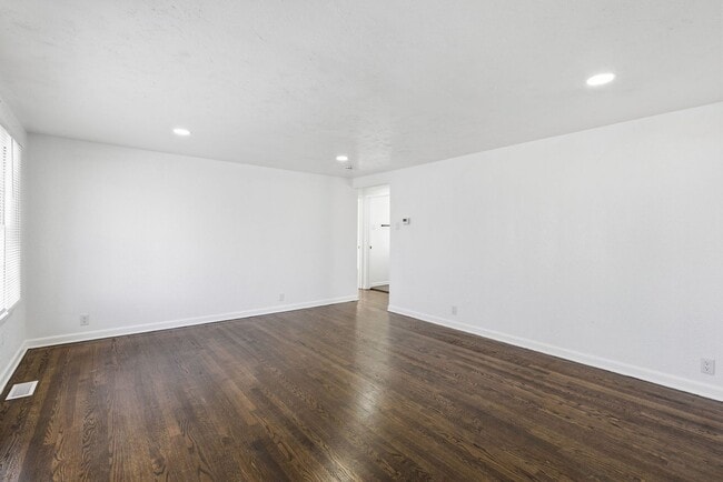 Building Photo - Renovated 3 Bedroom | 2 Full Bath Home