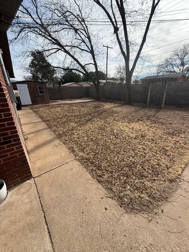 Building Photo - Available now! 4 bedroom 2 bath