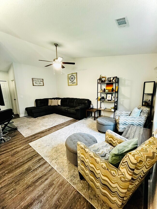 Building Photo - 11 Brindlewood Dr