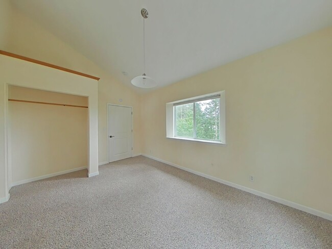Building Photo - Huge 5 Bedroom Cabin-Style Home on 2+ Wood...