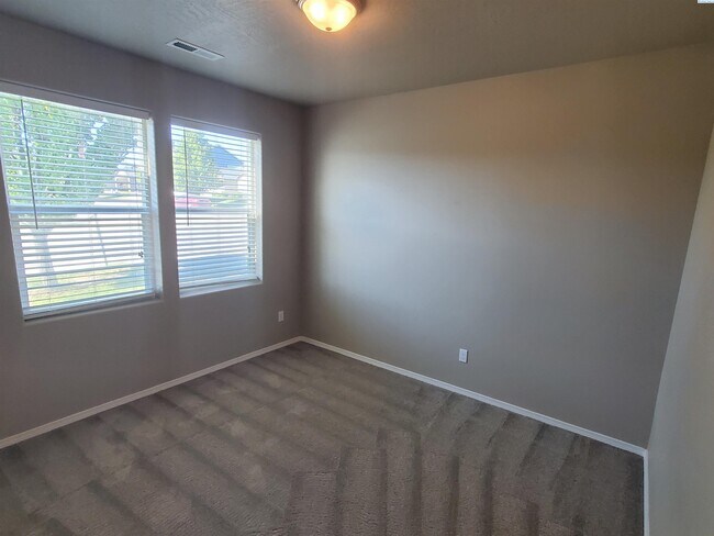 Building Photo - For rent West Kennewick