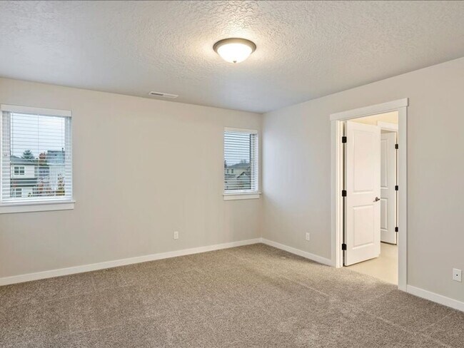 Building Photo - Free September Rent!  Beautiful Newer 4 Bed, 3 Bath located in the heart of Meridian - available ...