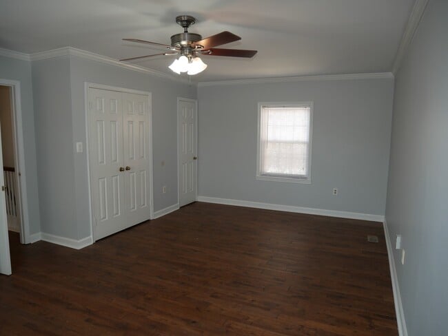 Building Photo - 4 Bedroom 3.5 Bath Corner Unit Townhouse o...