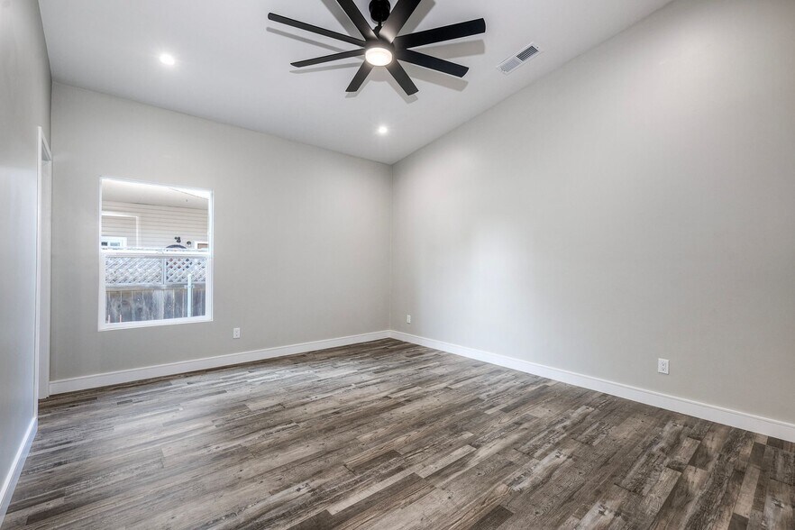 Building Photo - 532 Elm Ave