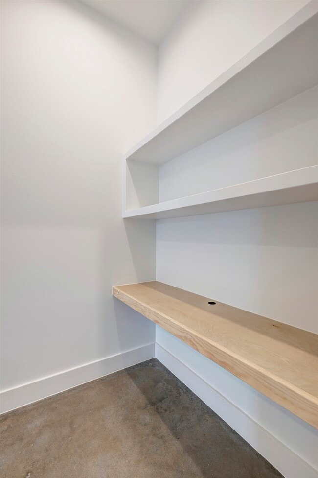 Building Photo - 1717 Airline Dr