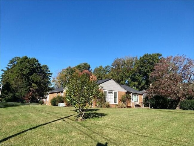 Building Photo - 206 Ridgewood Dr