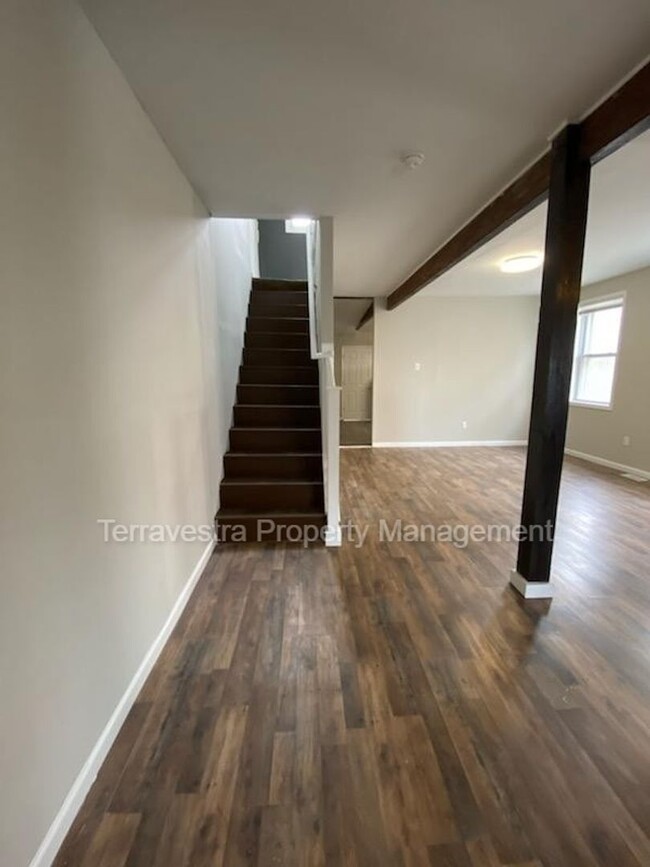 Building Photo - Very Large Newly Renovated - 3 Bed 1 Bath ...