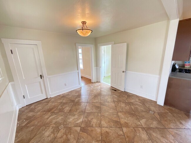 Building Photo - 2 Bedroom Home Available Near Pikes Peak Ave & S Institute St!