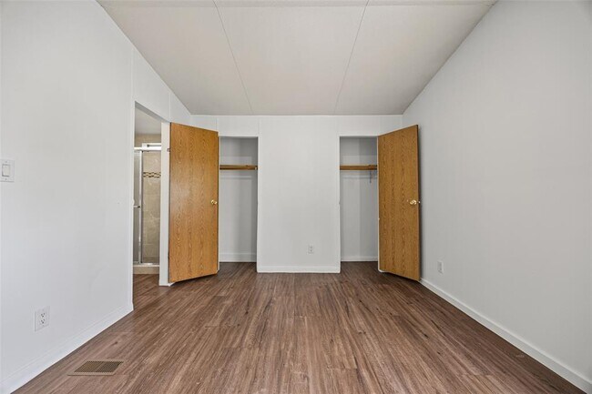 Building Photo - 184 Oak Forest Ct