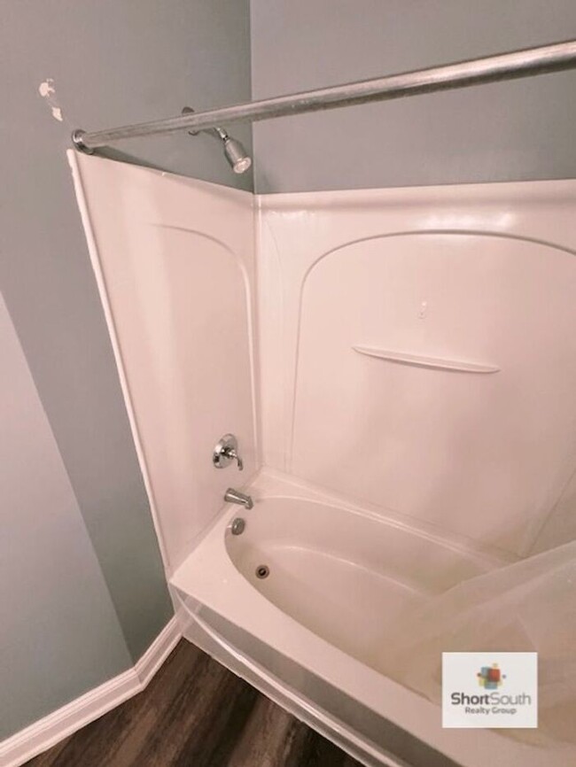 Building Photo - 3 bed 2 bath house right next to South Chr...