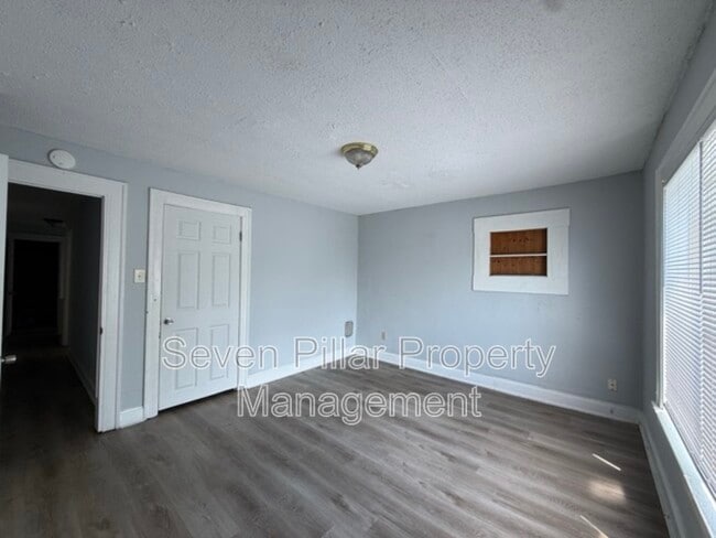 Building Photo - 1044 E 16th Ave