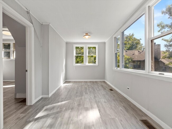 Building Photo - Adorable Lake Como Home Now Available!